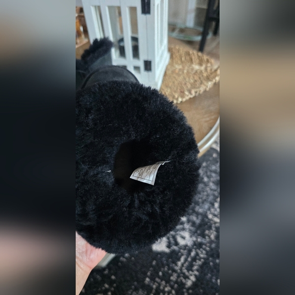 UGG - Picture 8 of 17